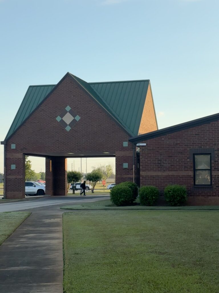 iPhone 16e MOSSY Creek Middle School in the AM